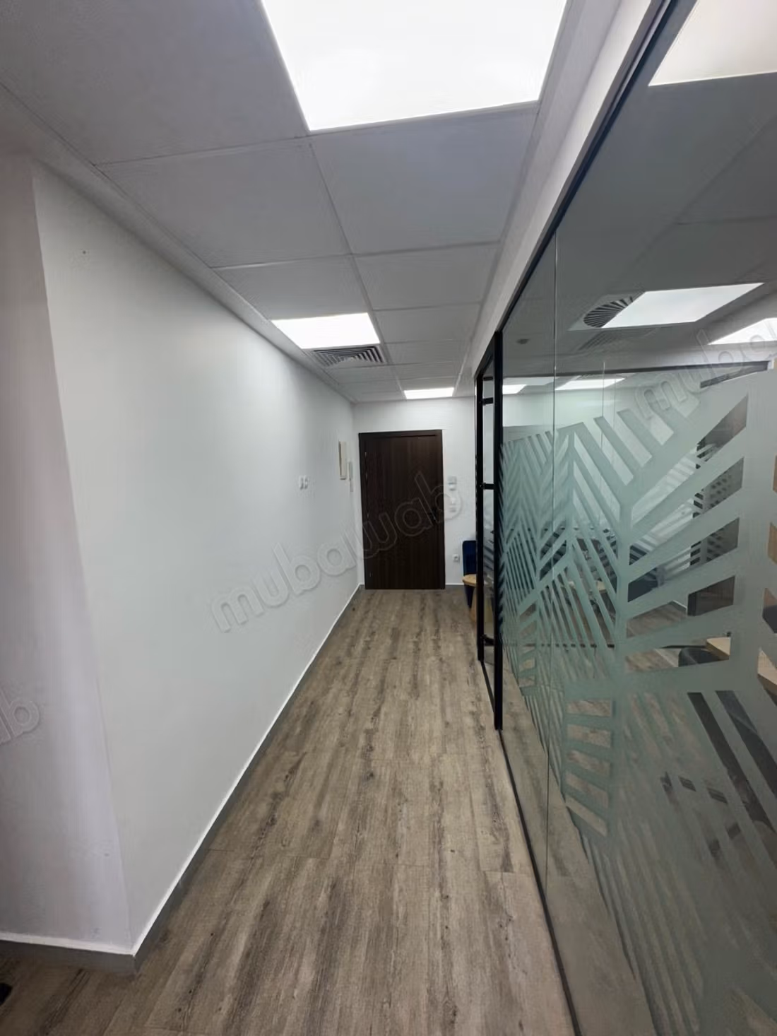 Bureaux en vente à Roches Noires. 
Surface totale 72 m². 
Double vitrage et chauffage central
