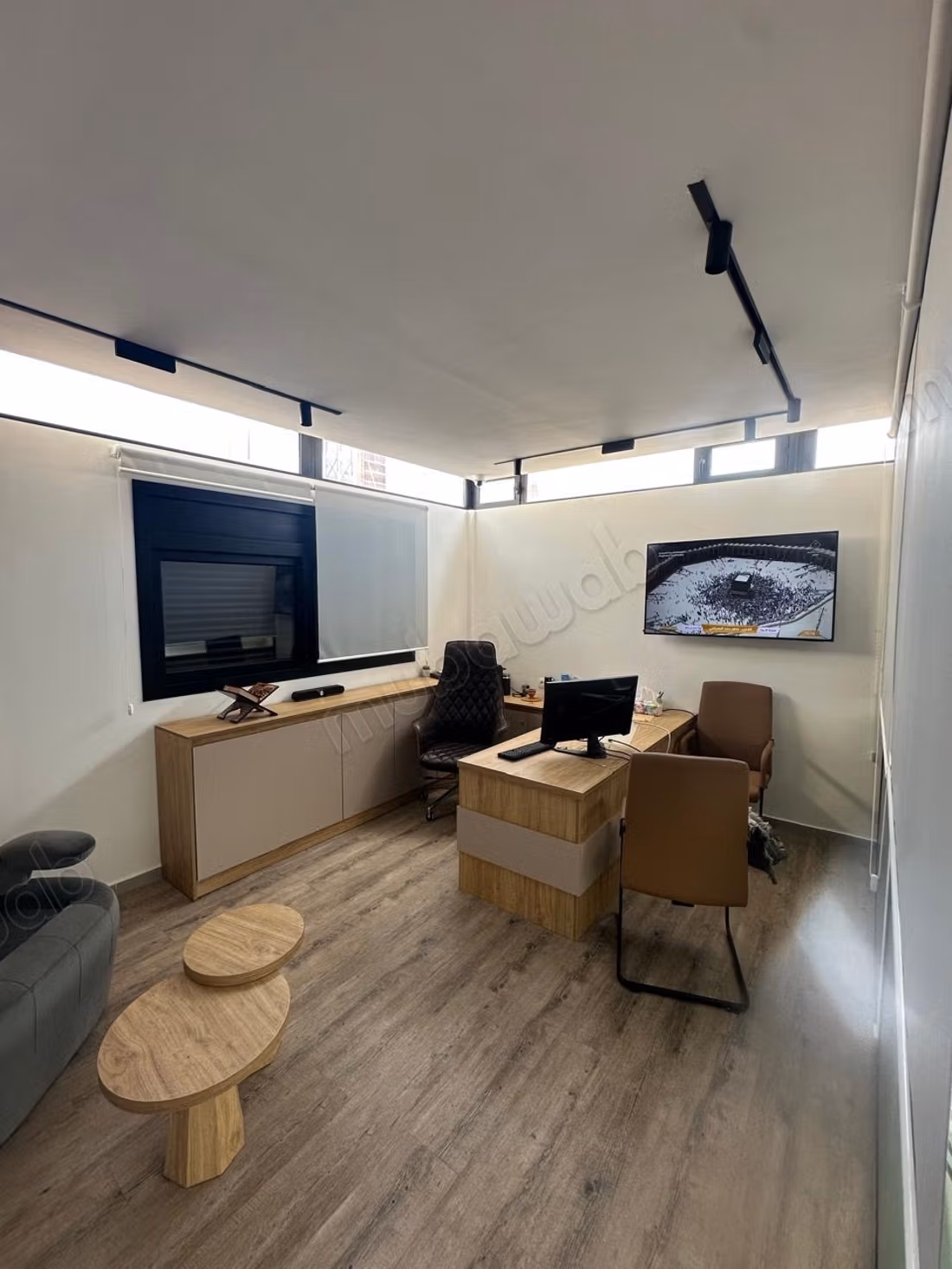 Bureaux en vente à Roches Noires. 
Surface totale 72 m². 
Double vitrage et chauffage central