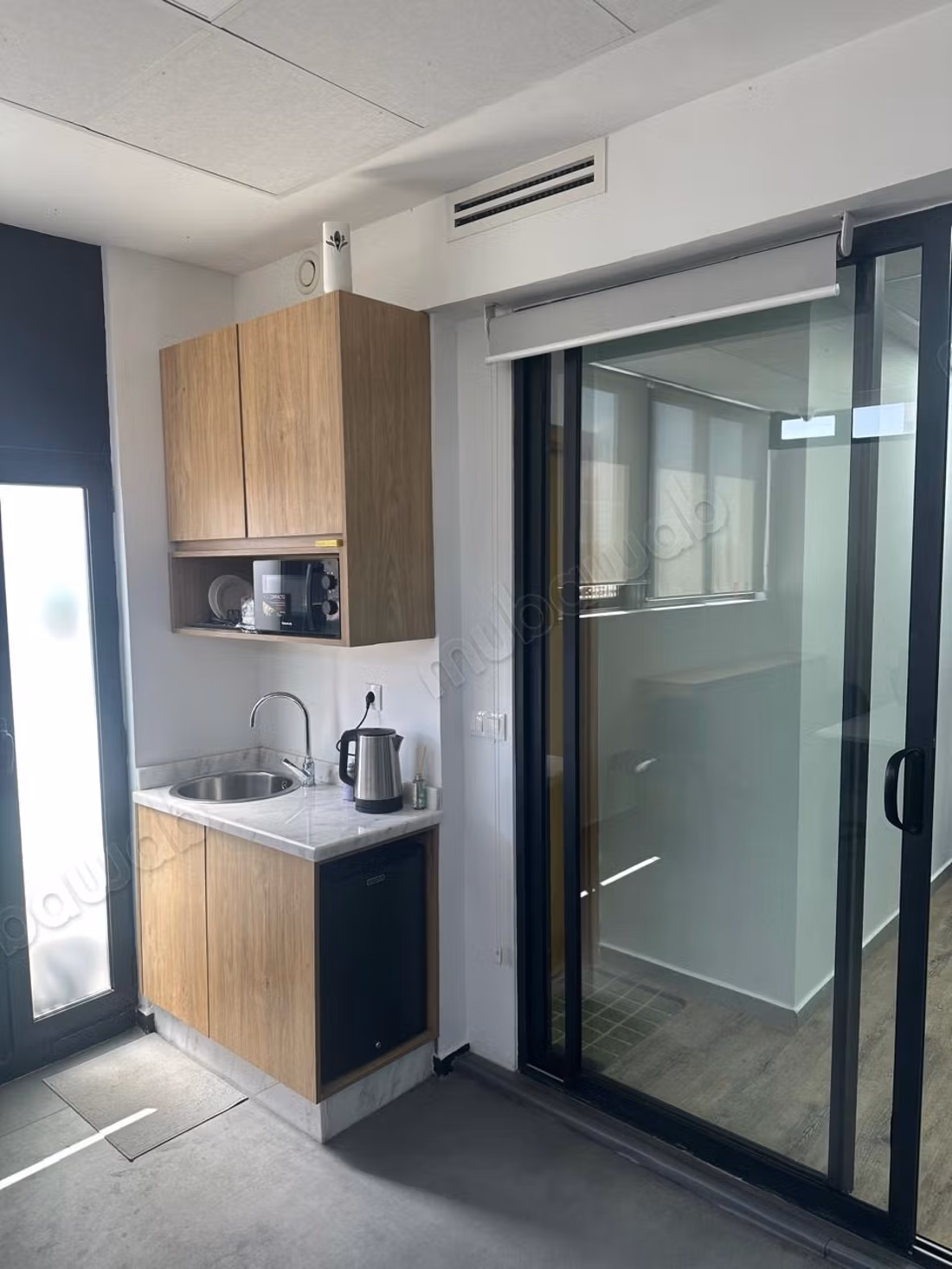 Bureaux en vente à Roches Noires. 
Surface totale 72 m². 
Double vitrage et chauffage central