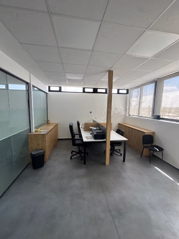 Bureaux en vente à Roches Noires. 
Surface totale 72 m². 
Double vitrage et chauffage central