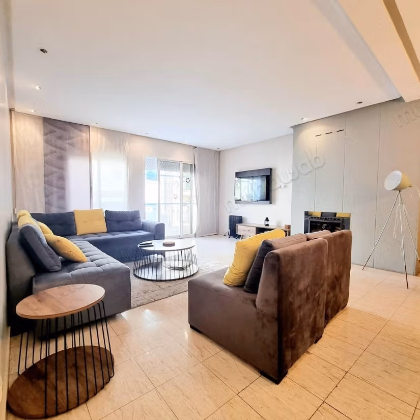 Bel appartement en location à Triangle d'Or. 5 pièces. Meublé