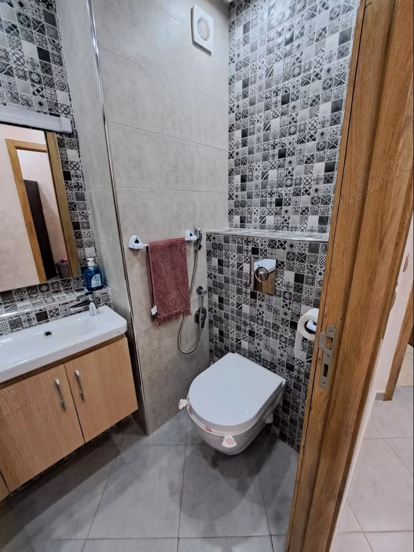 Appartements à louer à Anza. Superficie totale de 70 m². Gardien et climatisation