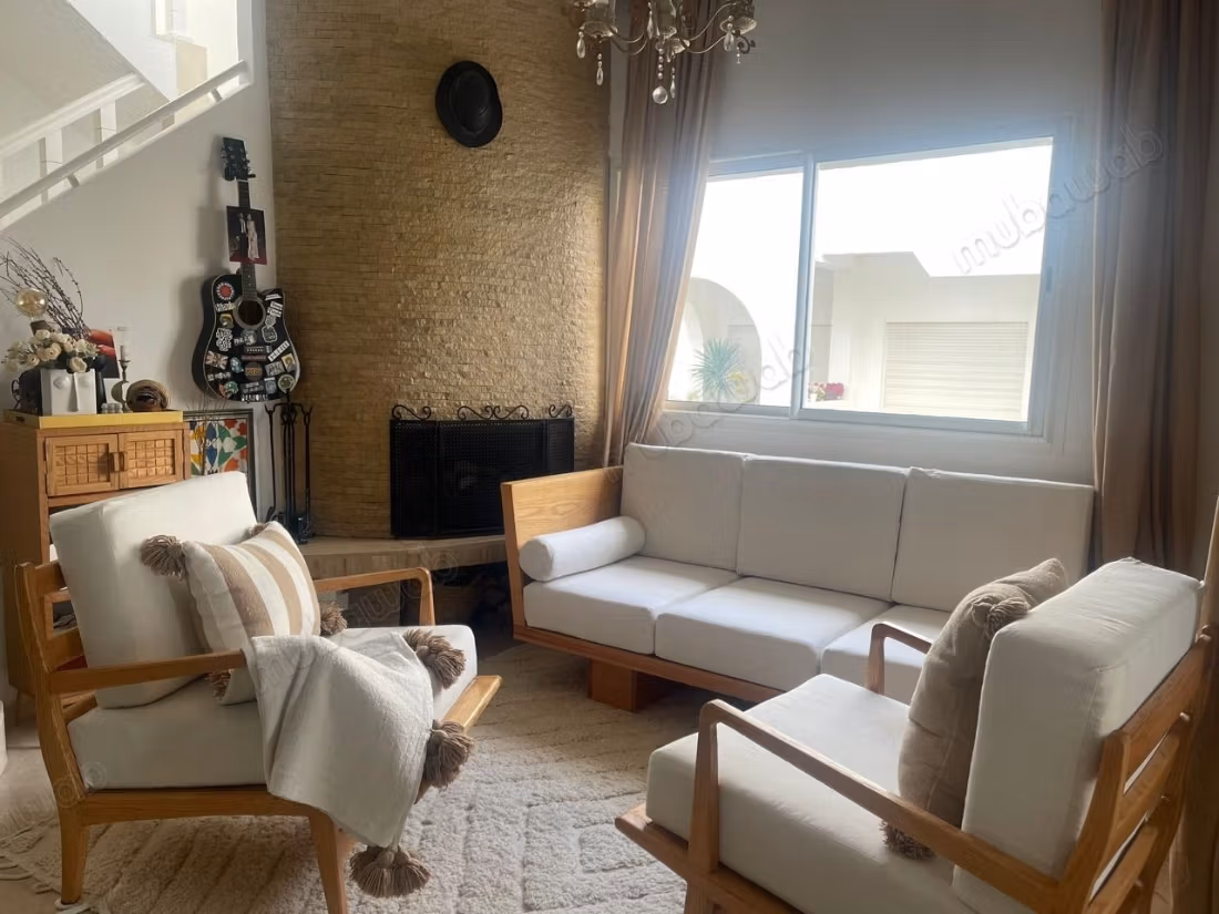 Superbo triplex in affitto a Harhoura. Superficie 200 m². Ben arredato