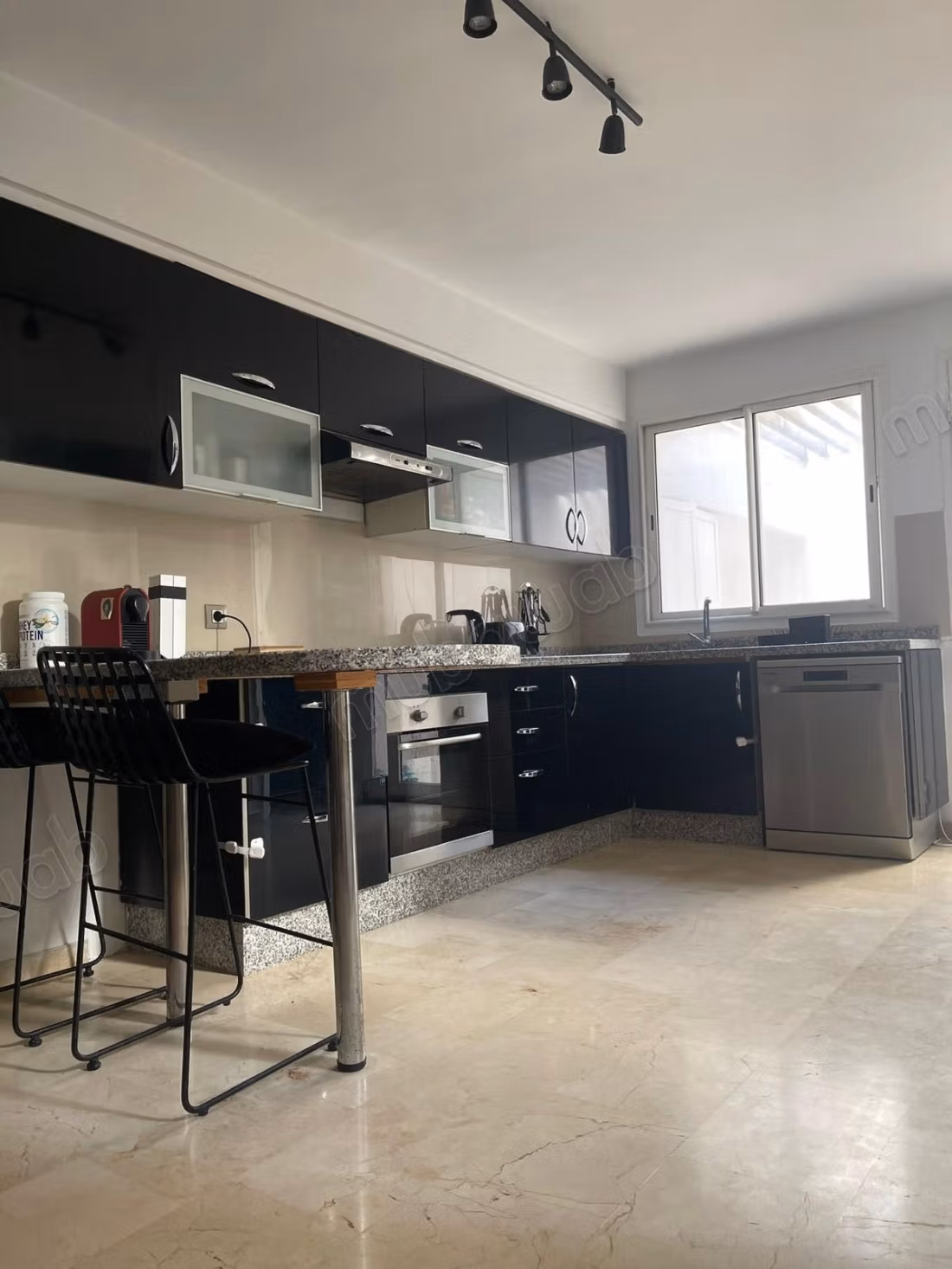 Superbo triplex in affitto a Harhoura. Superficie 200 m². Ben arredato