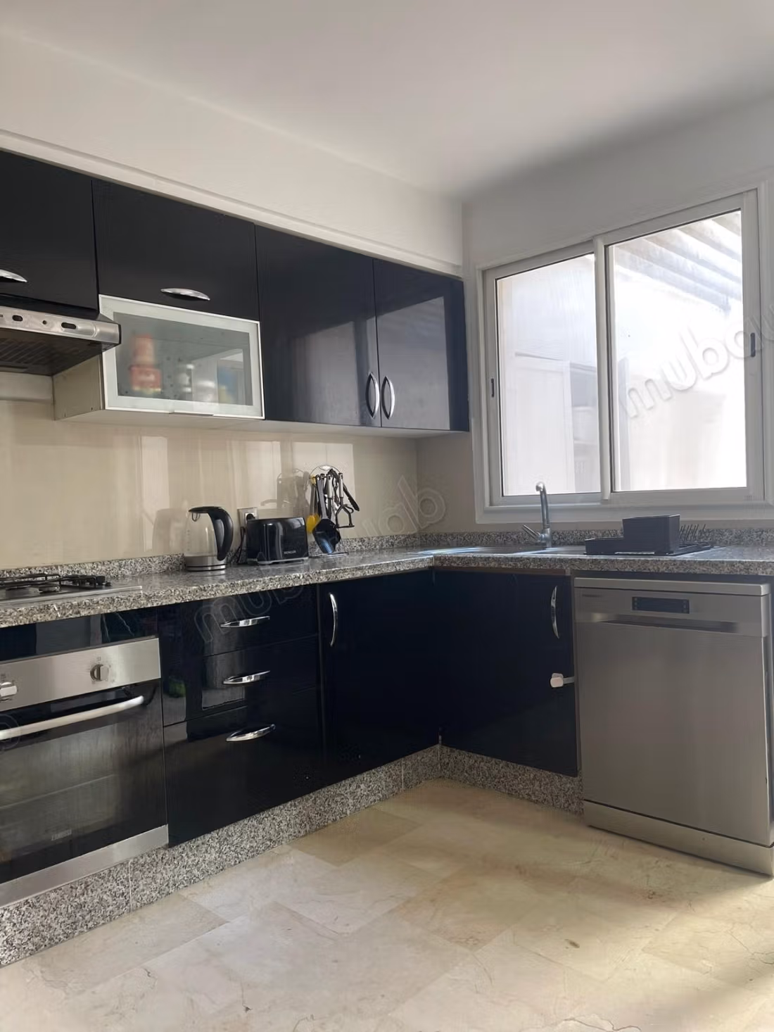 Superbo triplex in affitto a Harhoura. Superficie 200 m². Ben arredato