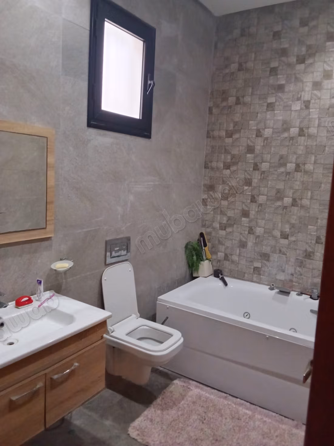 In vendita una villa con piscina a Aouina