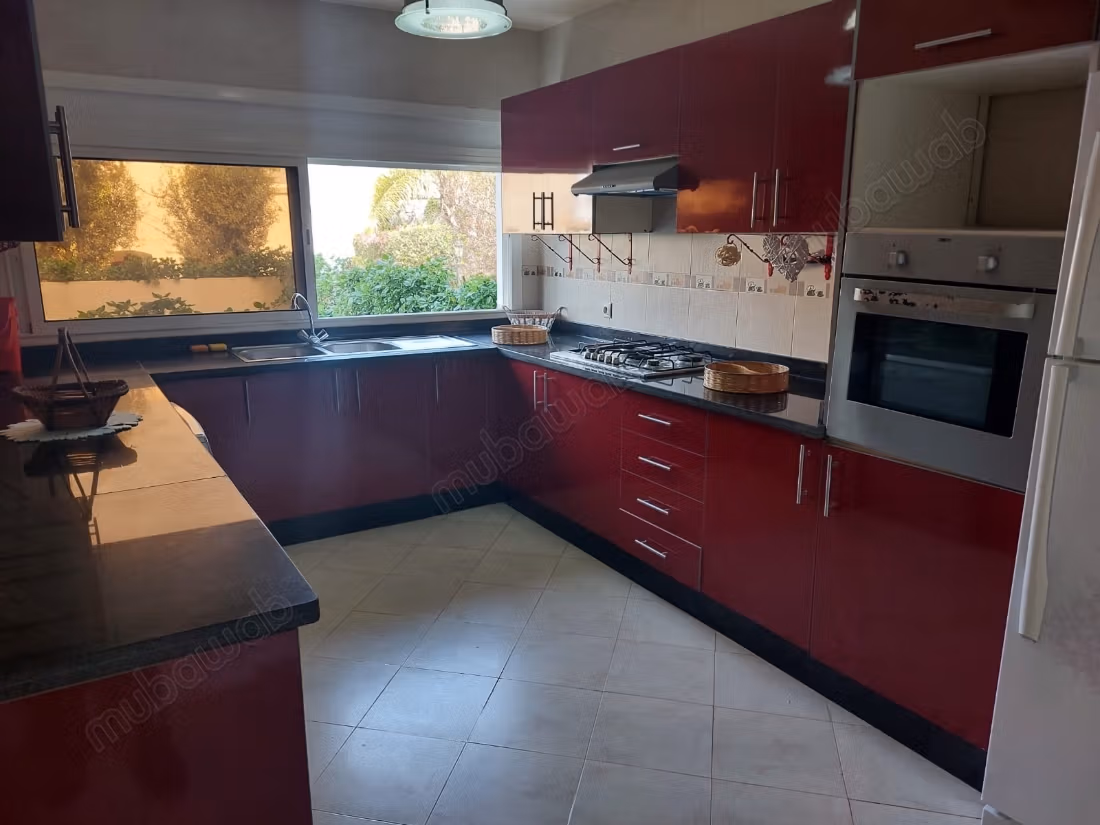 Villa van hoge standaard te koop in Dar Bouazza. Oppervlakte 240 m². Conciërgeservice, open haard