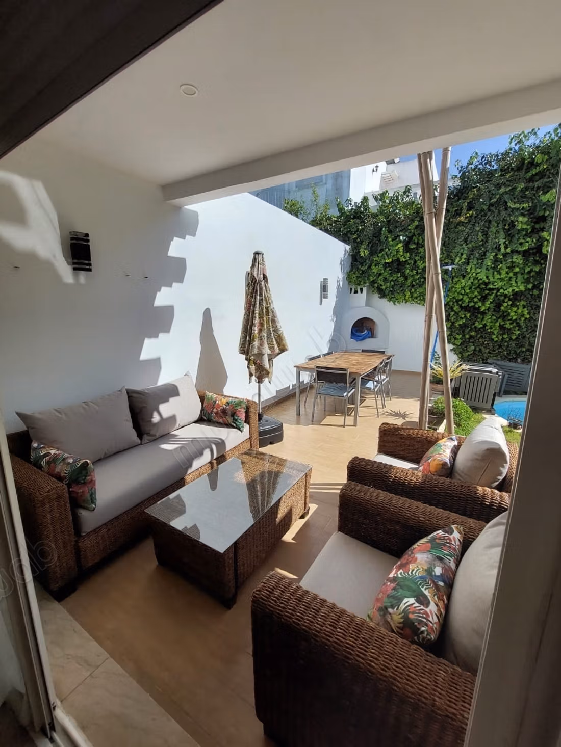 Villa van hoge standaard te koop in Dar Bouazza. Oppervlakte 240 m². Conciërgeservice, open haard