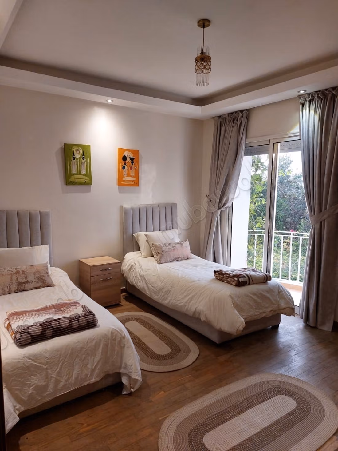 Villa van hoge standaard te koop in Dar Bouazza. Oppervlakte 240 m². Conciërgeservice, open haard