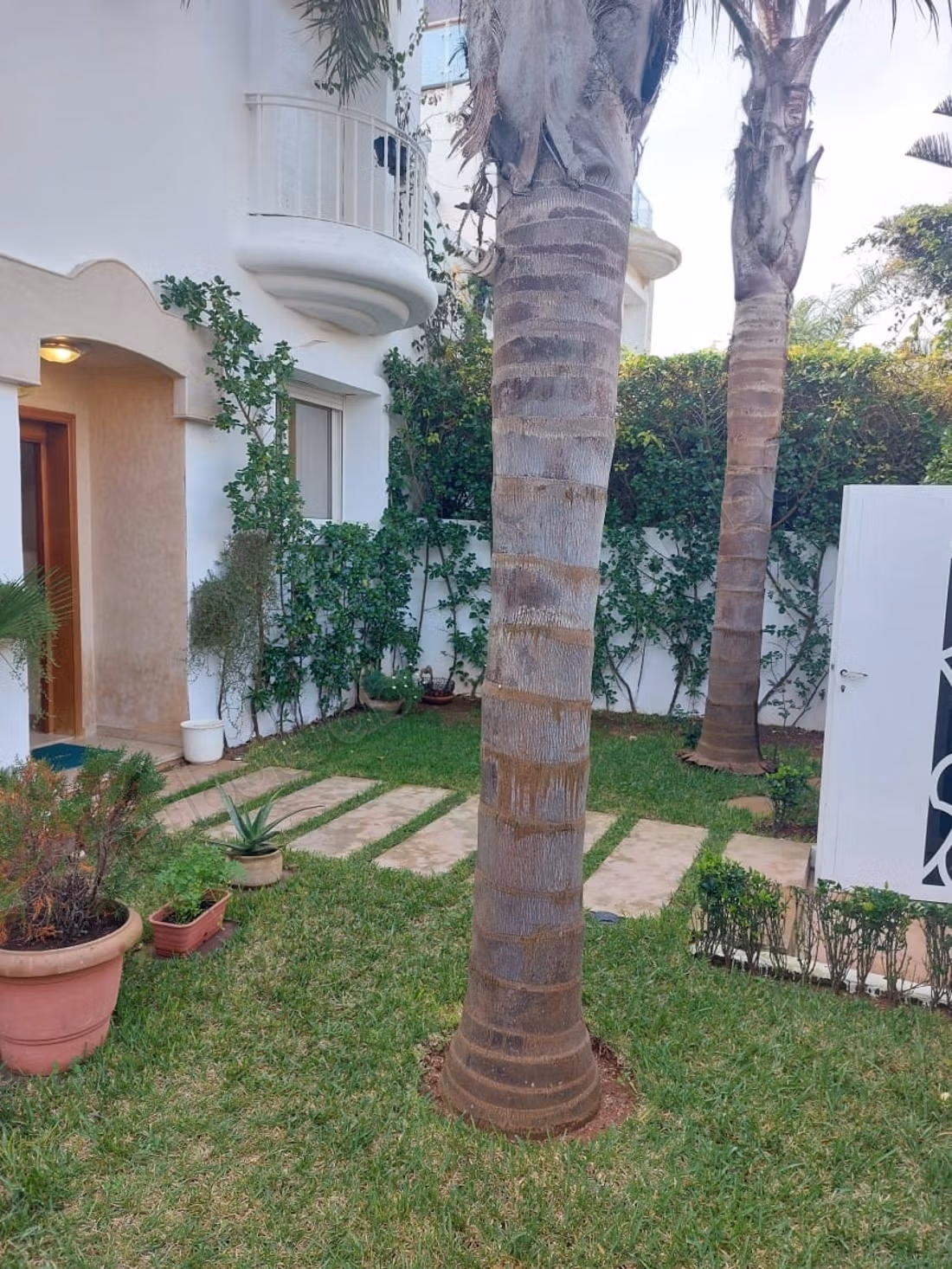 Villa van hoge standaard te koop in Dar Bouazza. Oppervlakte 240 m². Conciërgeservice, open haard