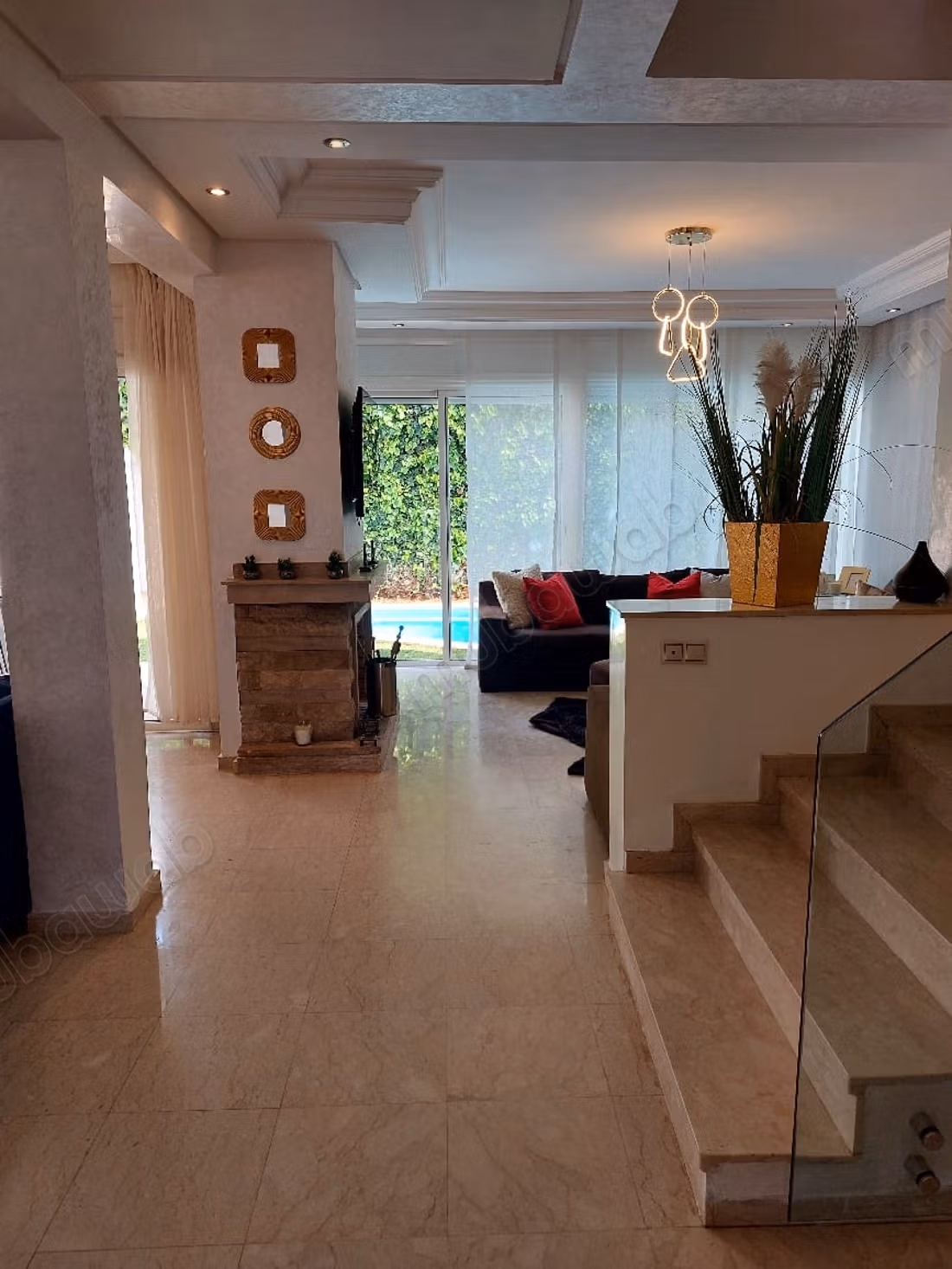 Villa van hoge standaard te koop in Dar Bouazza. Oppervlakte 240 m². Conciërgeservice, open haard