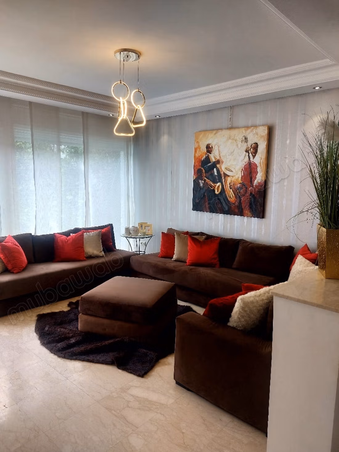 Villa van hoge standaard te koop in Dar Bouazza. Oppervlakte 240 m². Conciërgeservice, open haard