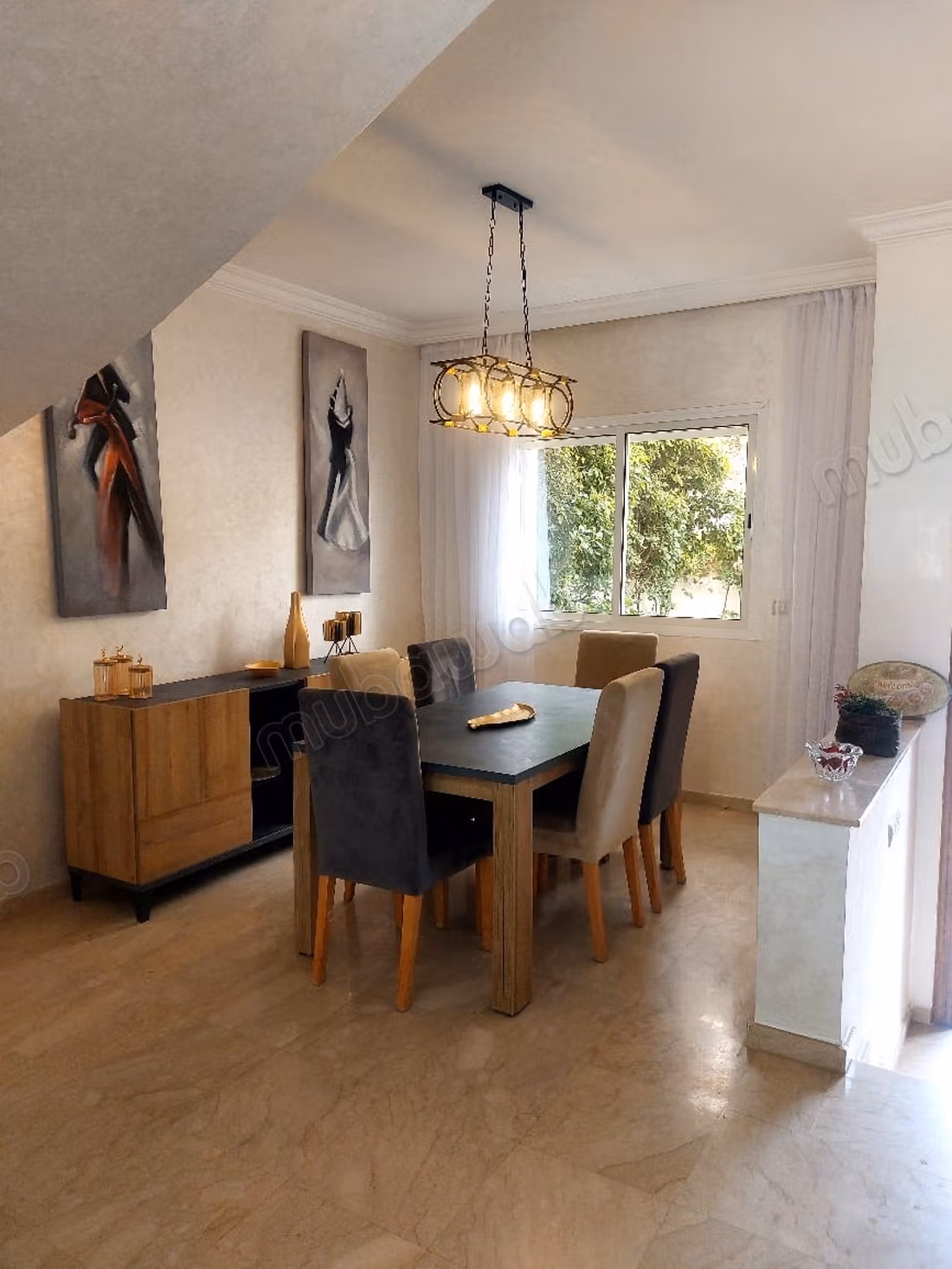 Villa van hoge standaard te koop in Dar Bouazza. Oppervlakte 240 m². Conciërgeservice, open haard