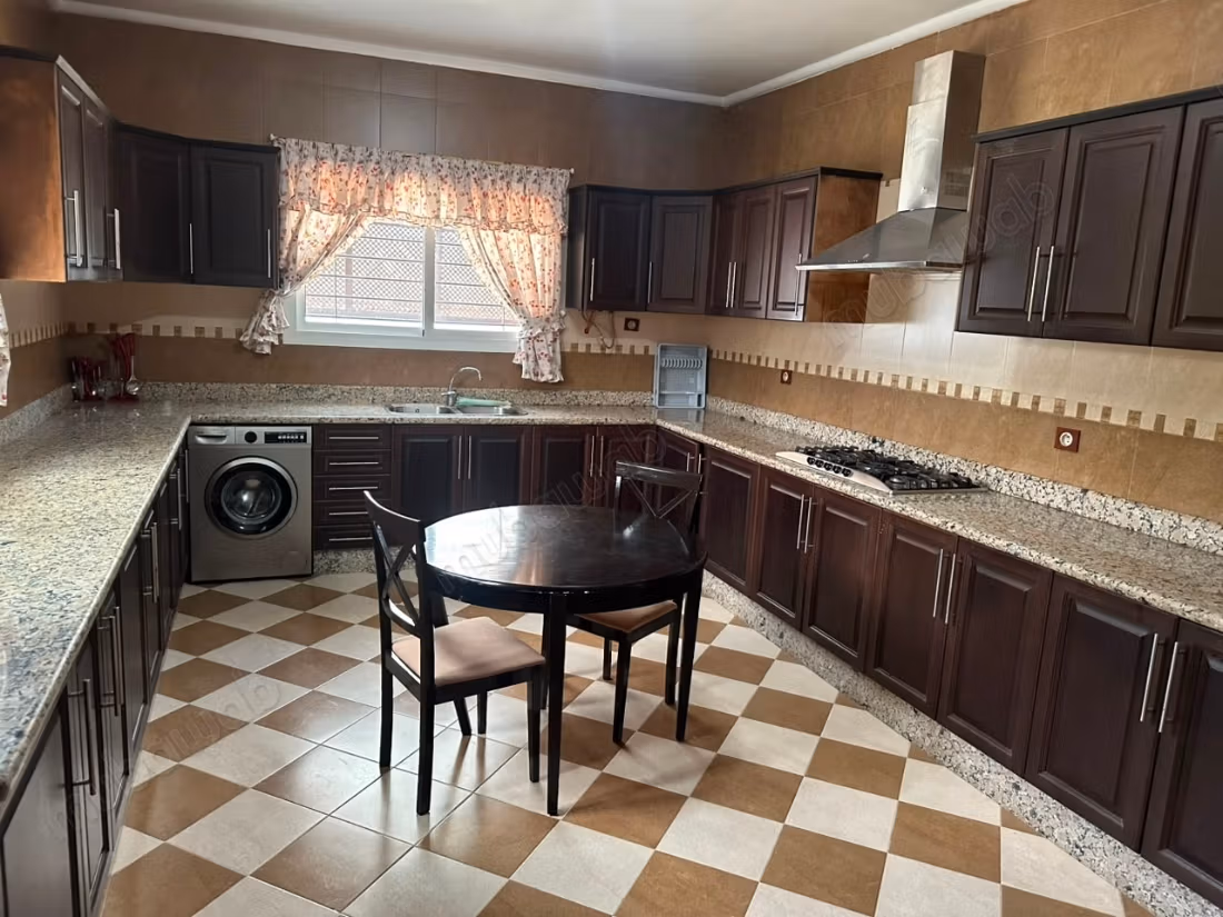 Maison de luxe à louer à M'Diq. 4 belles chambres. Meublé