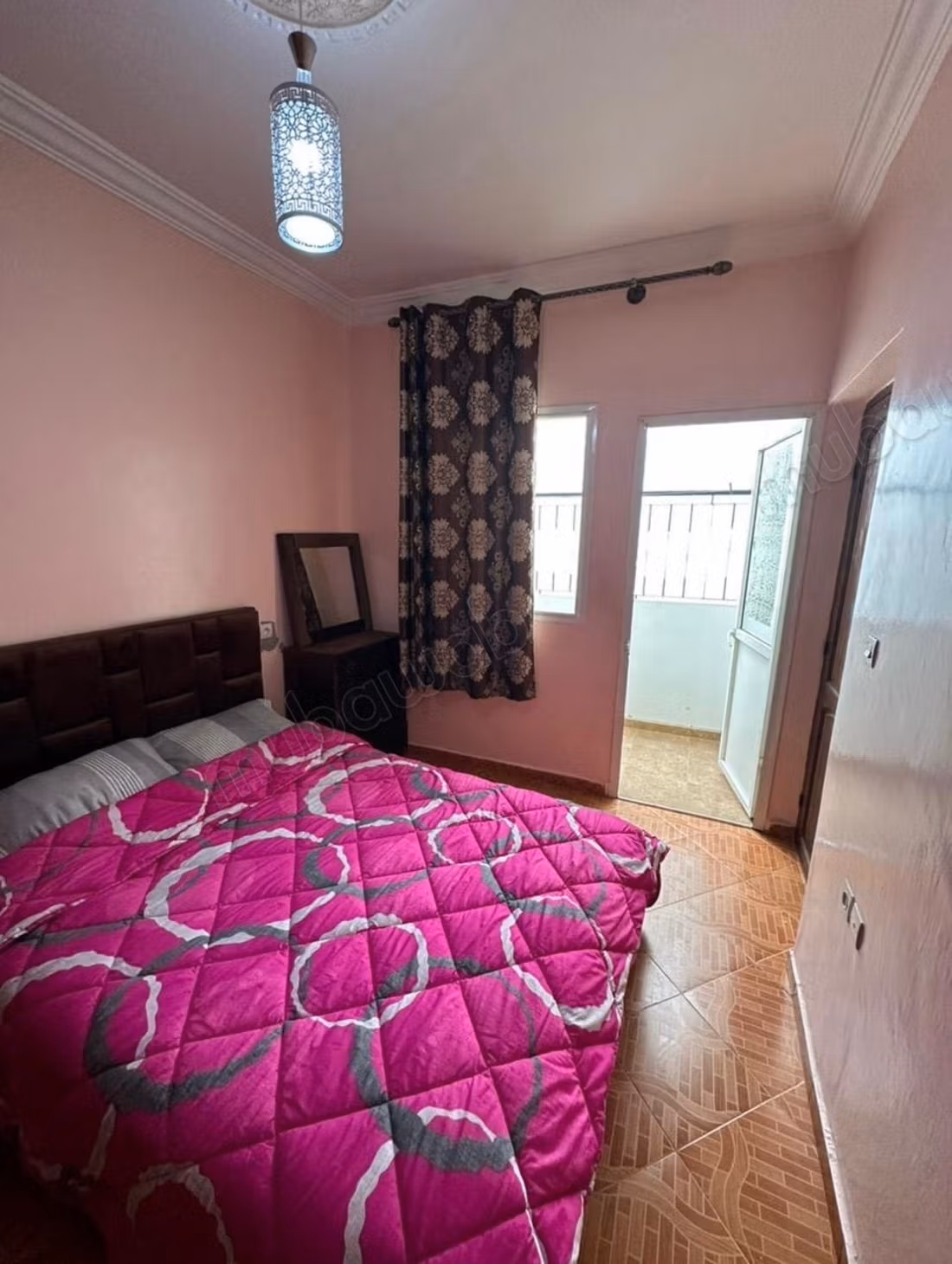 Appartements à louer dans le quartier Mohammedi. Superficie totale de 80 m². Assiette spatiale et porte solide et excellente