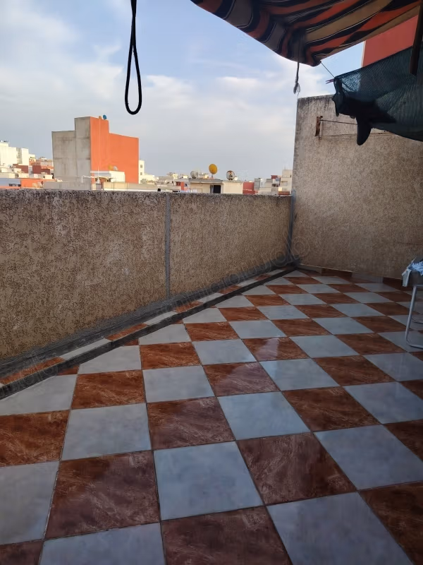 Penthouse à vendre. Grande surface de 70 m². Salon traditionnel, antenne parabolique générale
