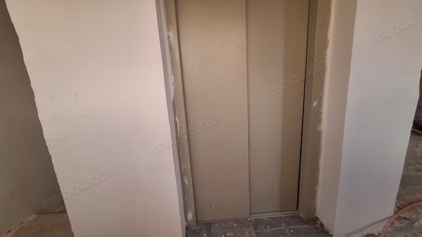 Spazio commerciale in affitto a Lissasfa. Superficie di 500 m². Ascensore