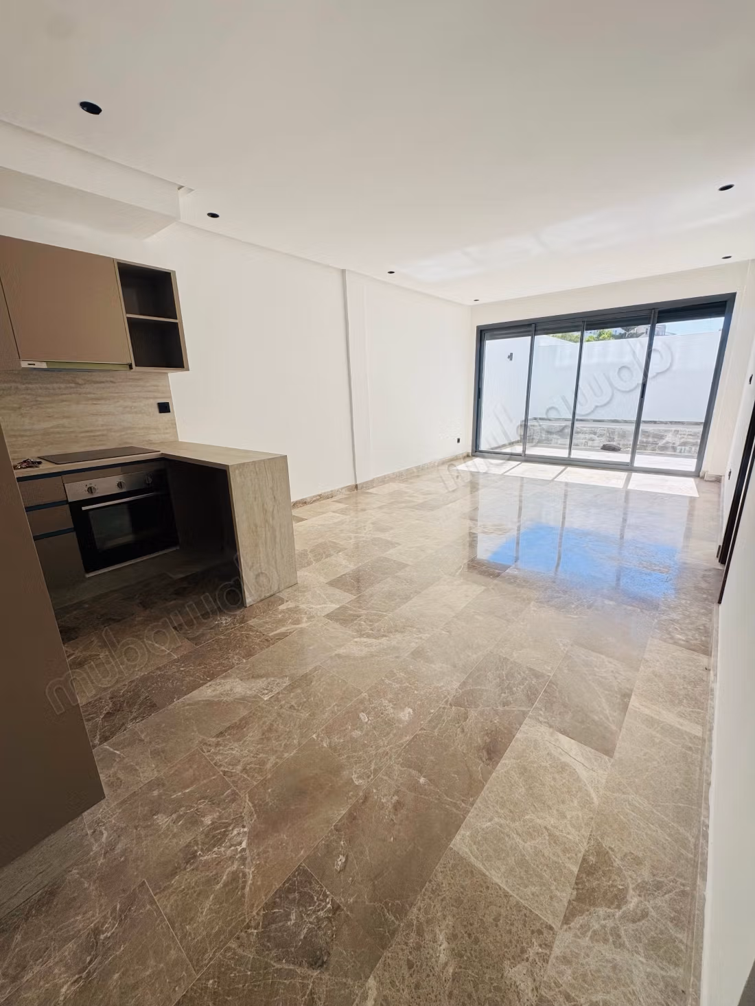 Appartement à vendre à Les princesses. 1 chambre. Porte blindée, sécurité