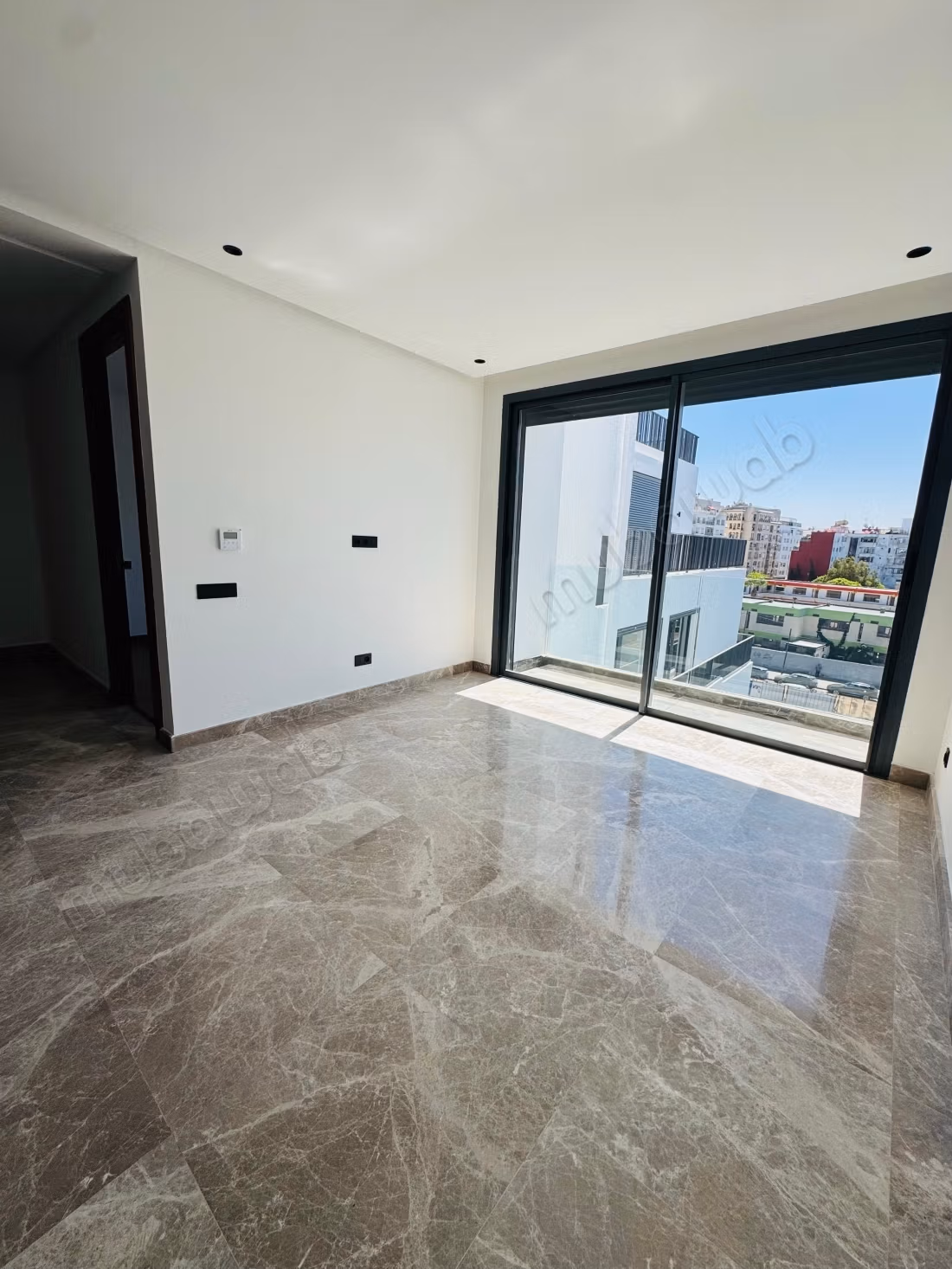 Appartement à vendre à Les princesses. 1 chambre. Porte blindée, sécurité