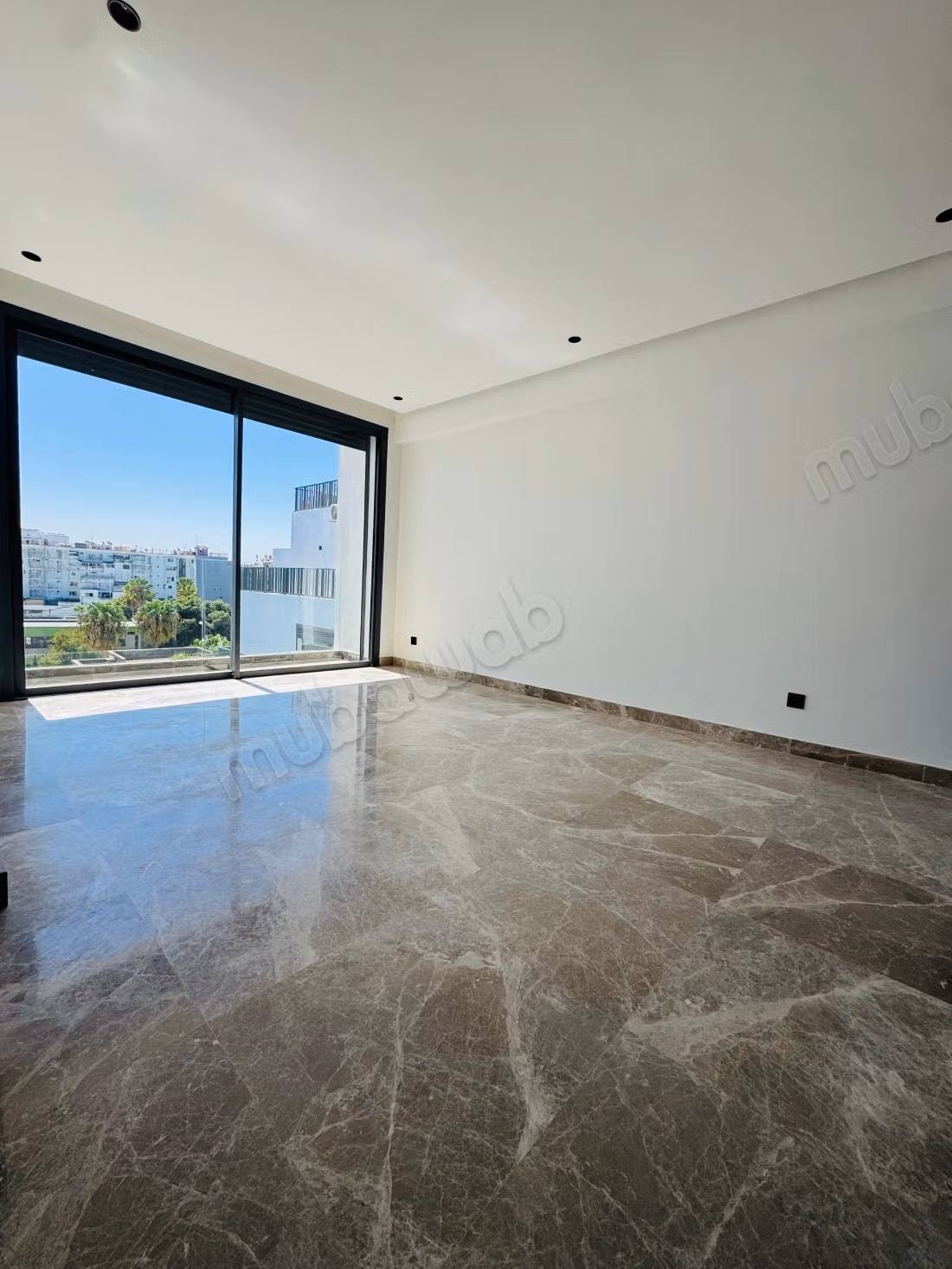 Appartement à vendre à Les princesses. 1 chambre. Porte blindée, sécurité
