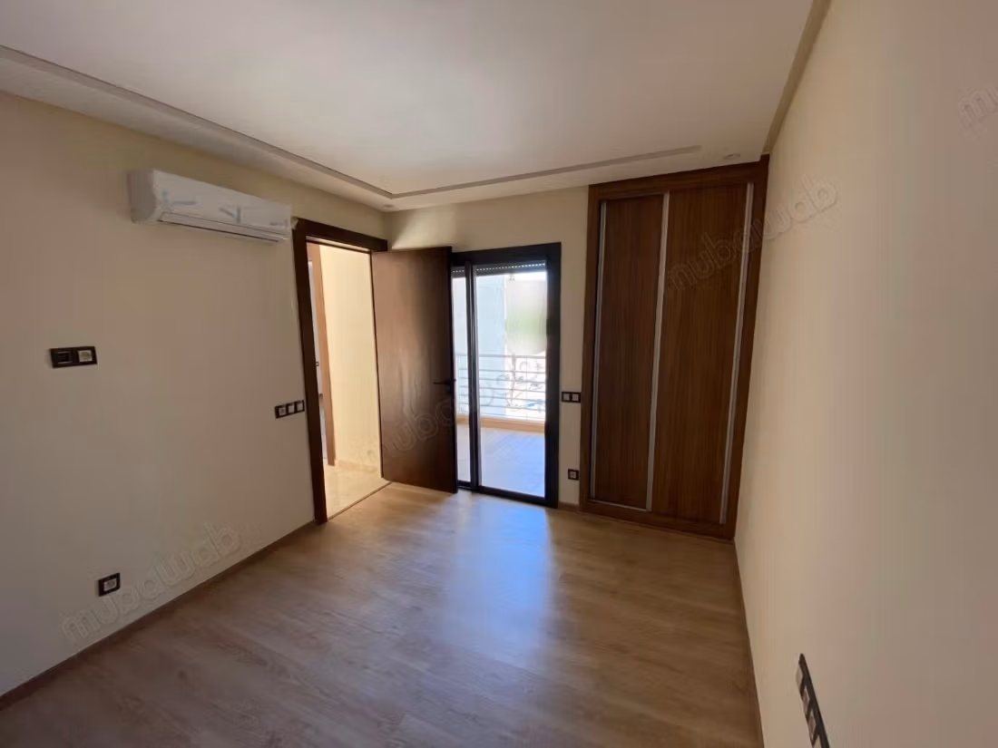 Appartamento moderno vuoto 2 camere in affitto
