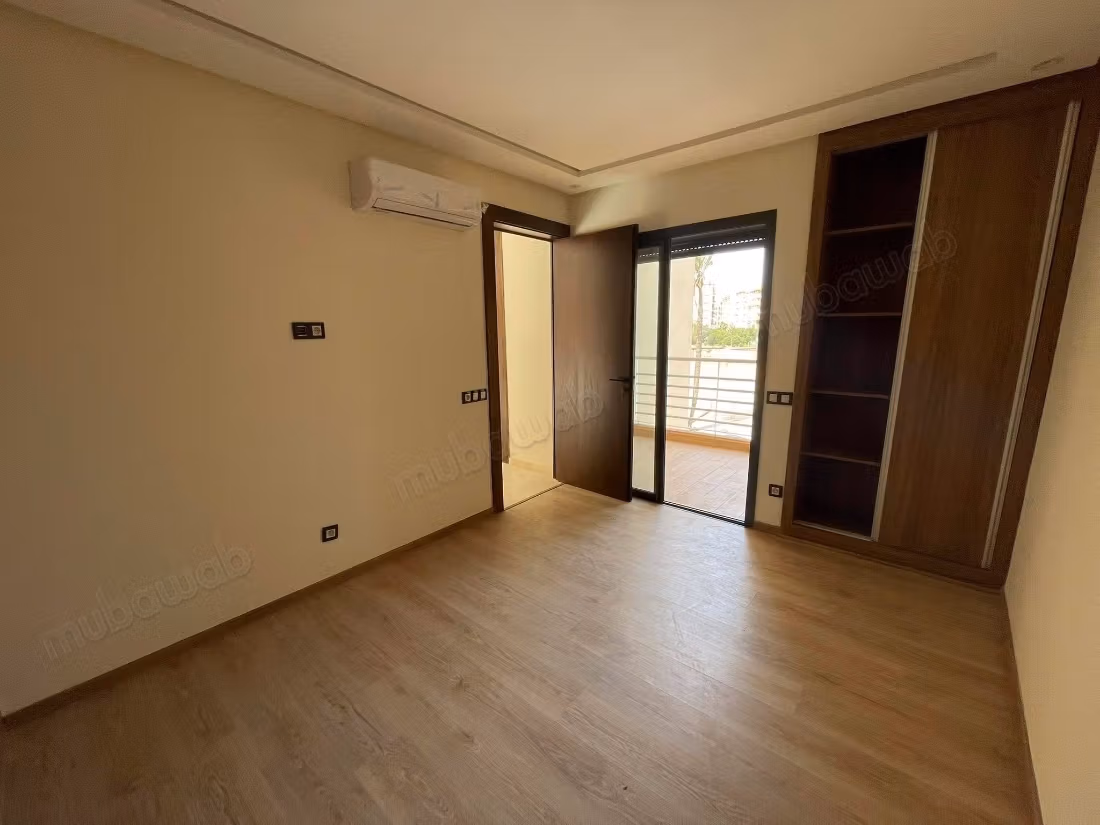 Appartamento moderno vuoto 2 camere in affitto