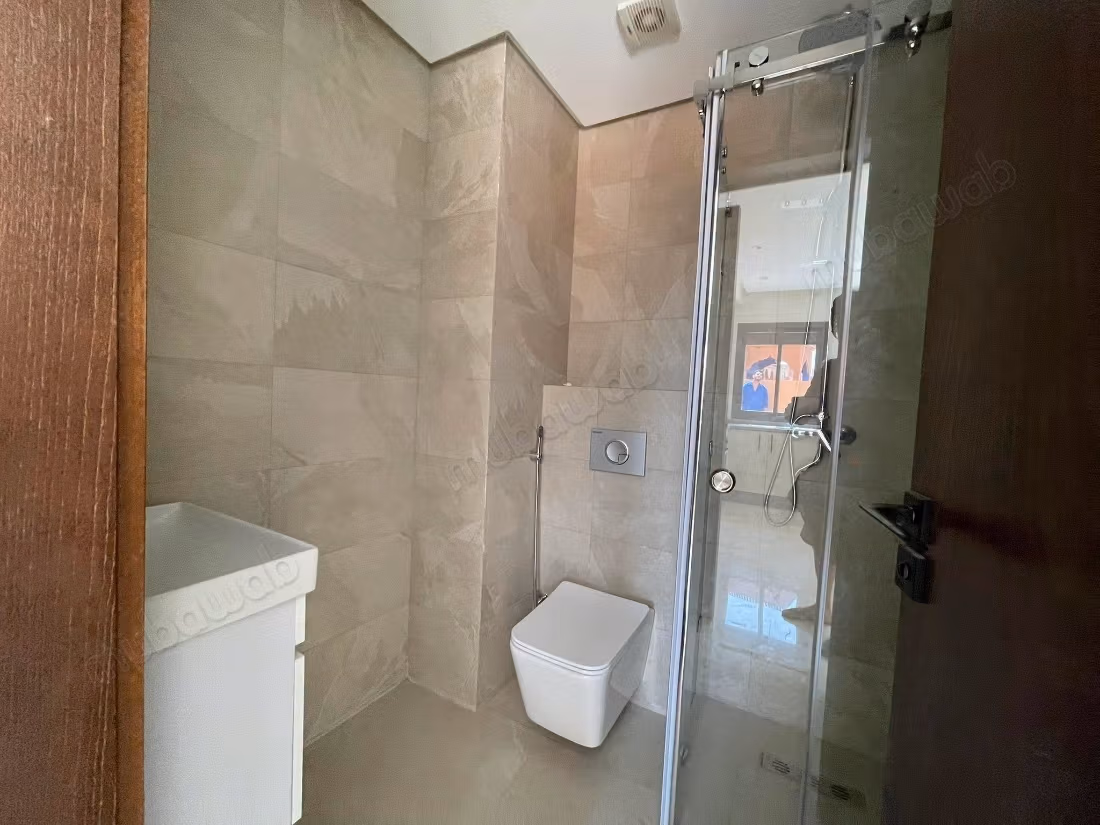 Appartamento moderno vuoto 2 camere in affitto