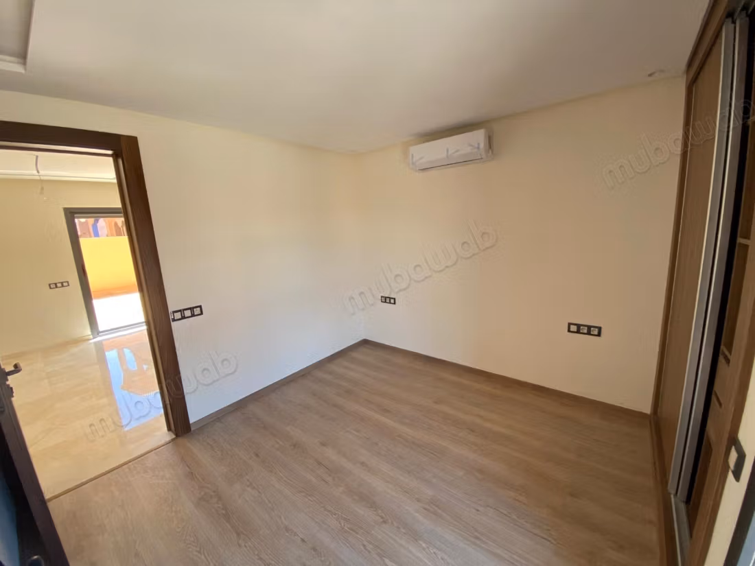 Appartamento moderno vuoto 2 camere in affitto