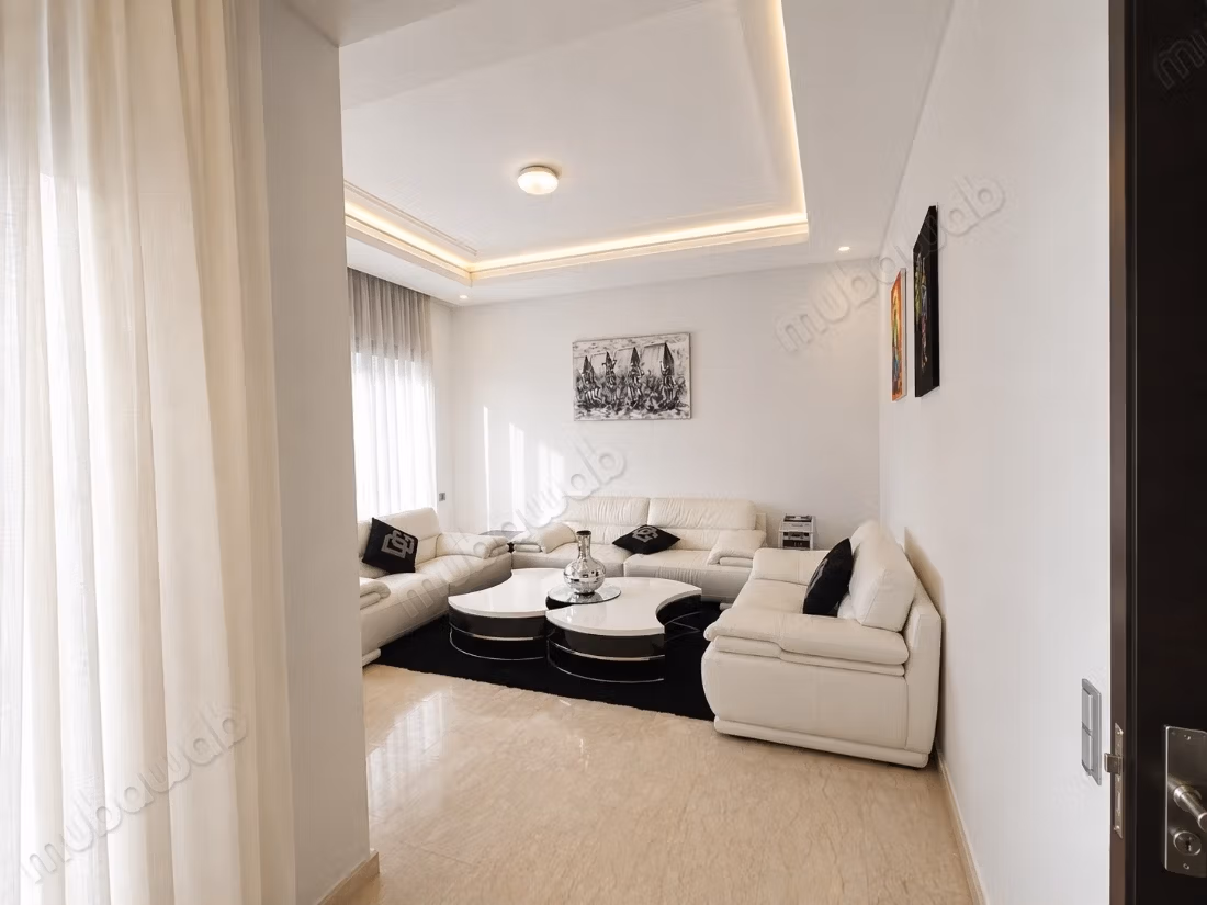 Villa de haut standing à vendre à Dar Bouazza.
Surface de 430 m².
Salon typique marocain, résidence sécurisée