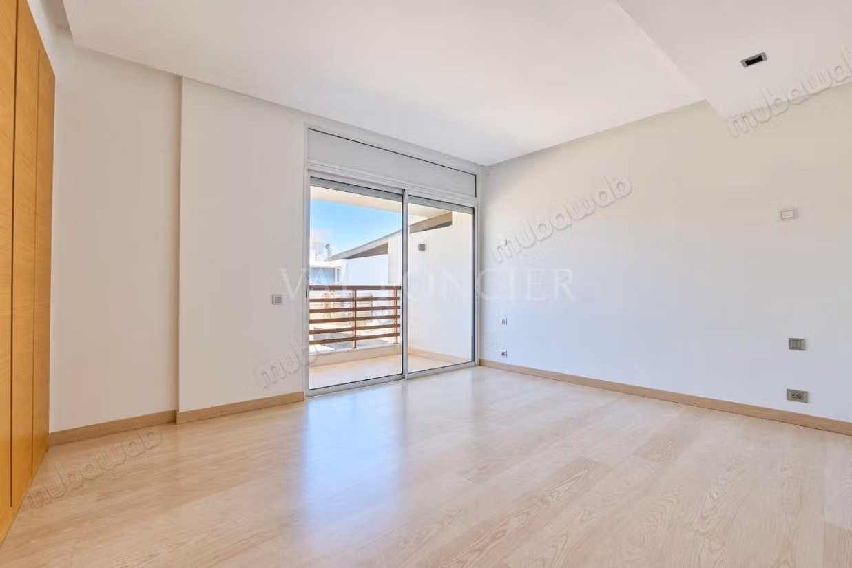 Location Superbe Villa 563m2 4 Chambres avec Piscine, Bouskoura