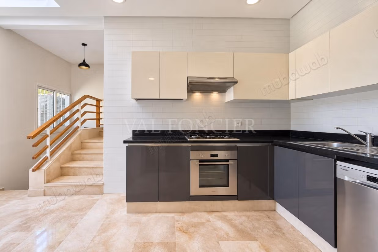Location Superbe Villa 563m2 4 Chambres avec Piscine, Bouskoura