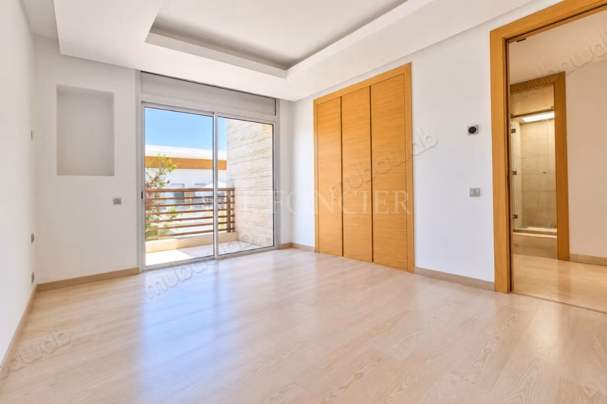 Location Superbe Villa 563m2 4 Chambres avec Piscine, Bouskoura
