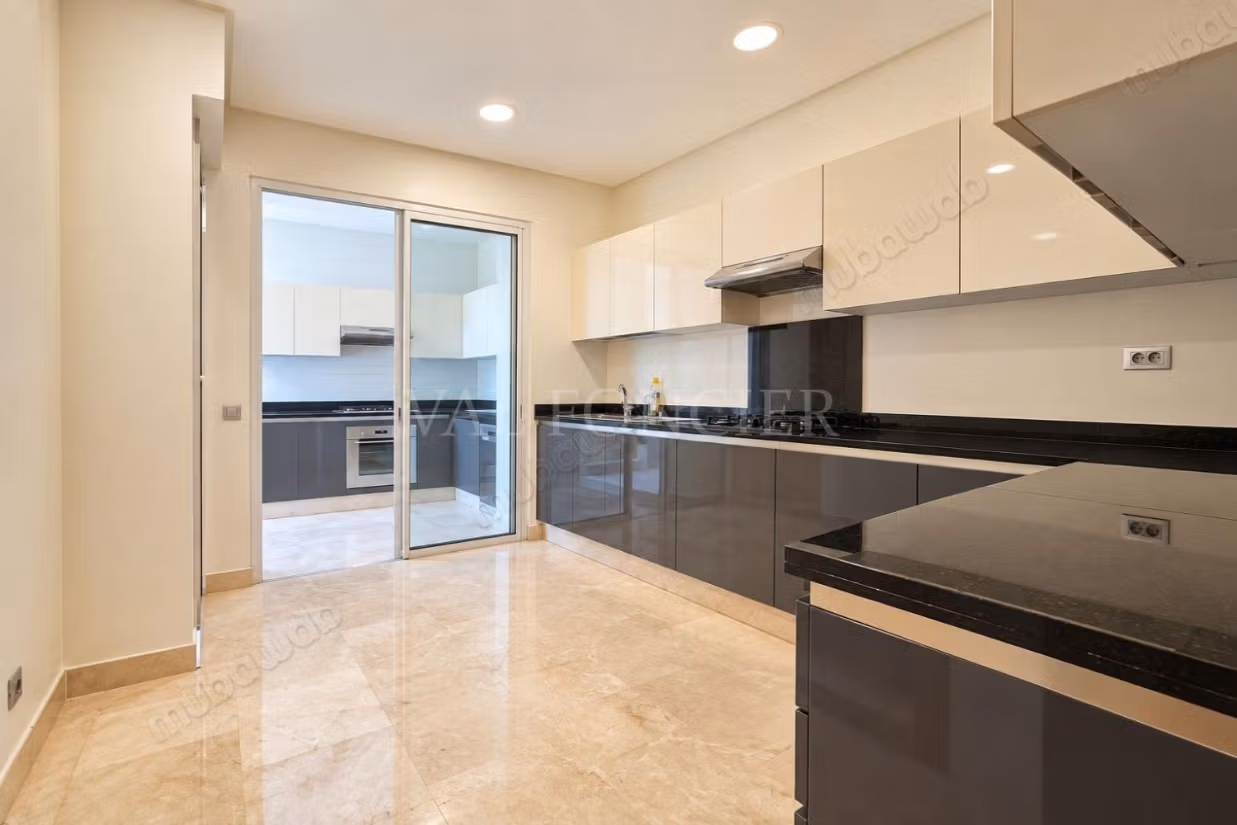 Location Superbe Villa 563m2 4 Chambres avec Piscine, Bouskoura