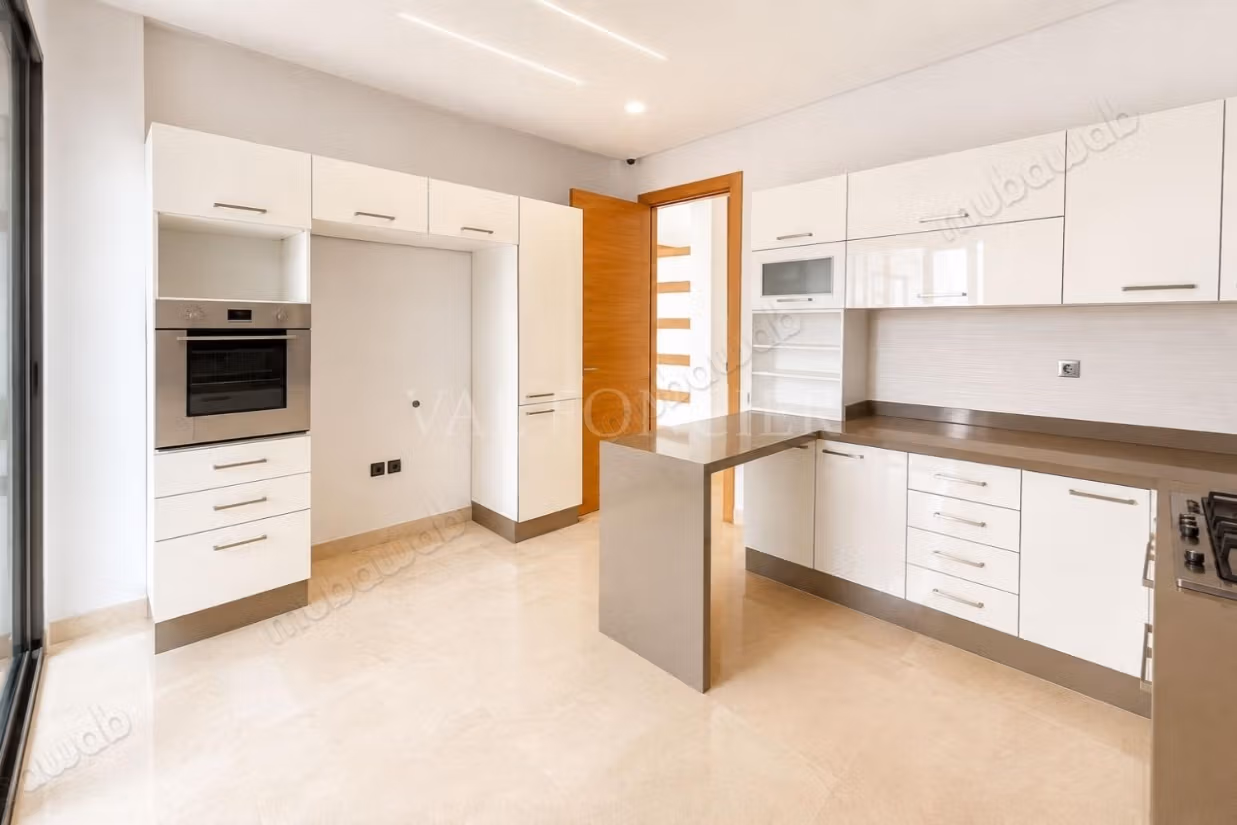 Location superbe villa 570m2 4chambres avec piscine 
Ville Verte, Bouskoura