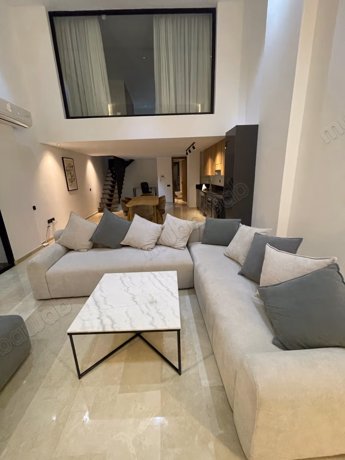Grand duplex meublé à louer – Quartier Palmier