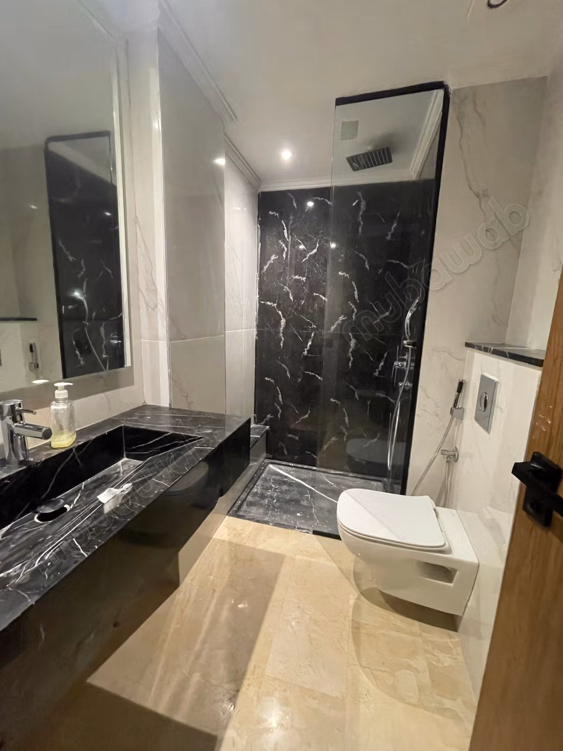 Grand duplex meublé à louer – Quartier Palmier