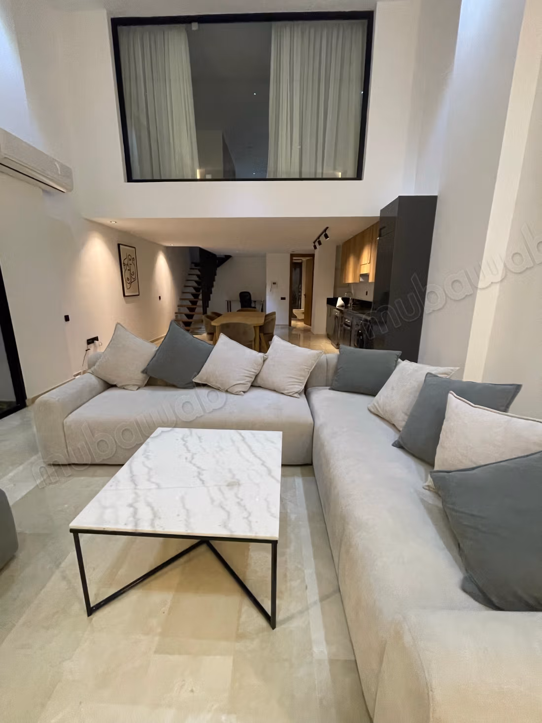 Grand duplex meublé à louer – Quartier Palmier