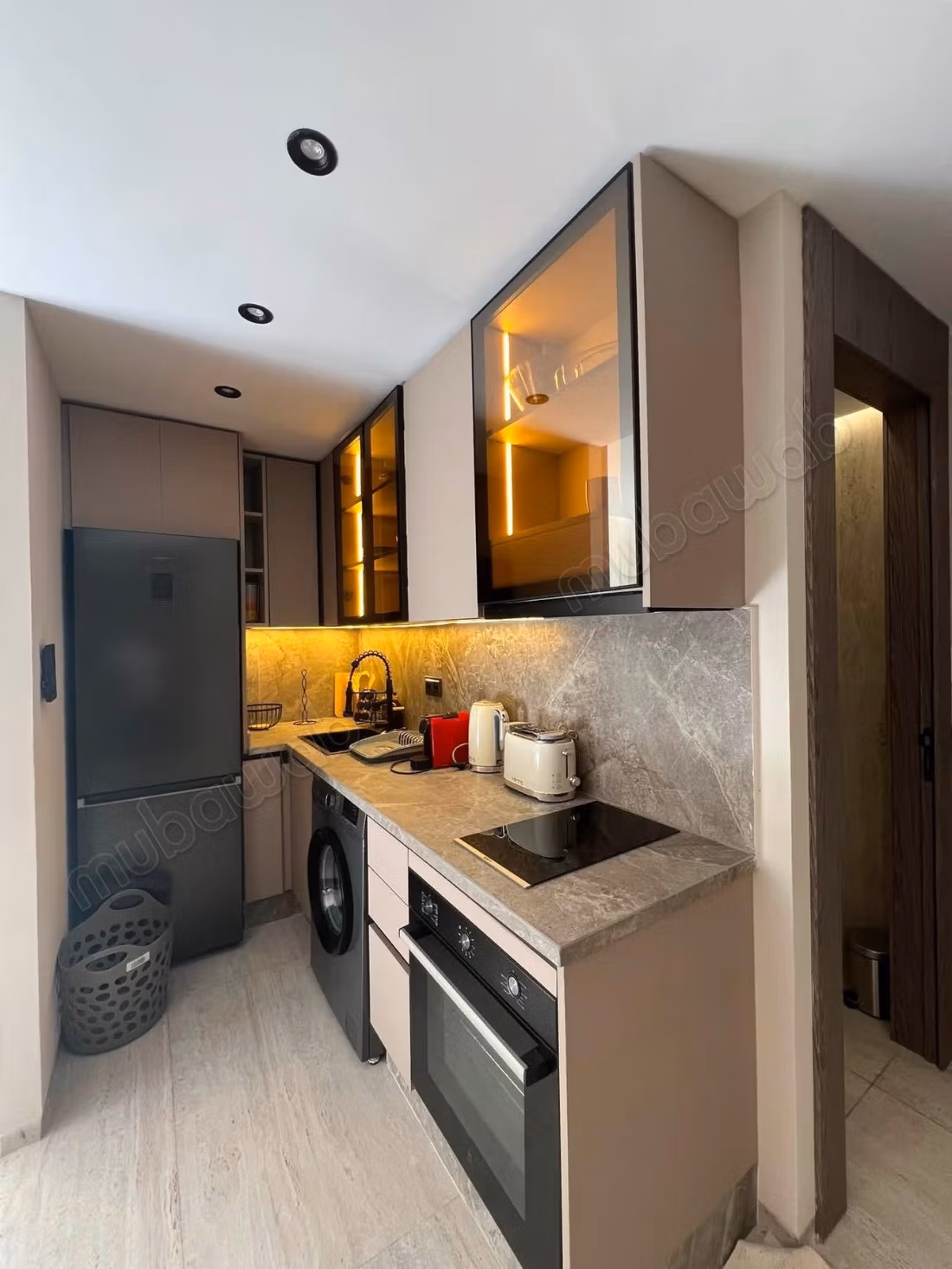 Bel appartement en location à Riviera. 3 grandes pièces. Bien meublé