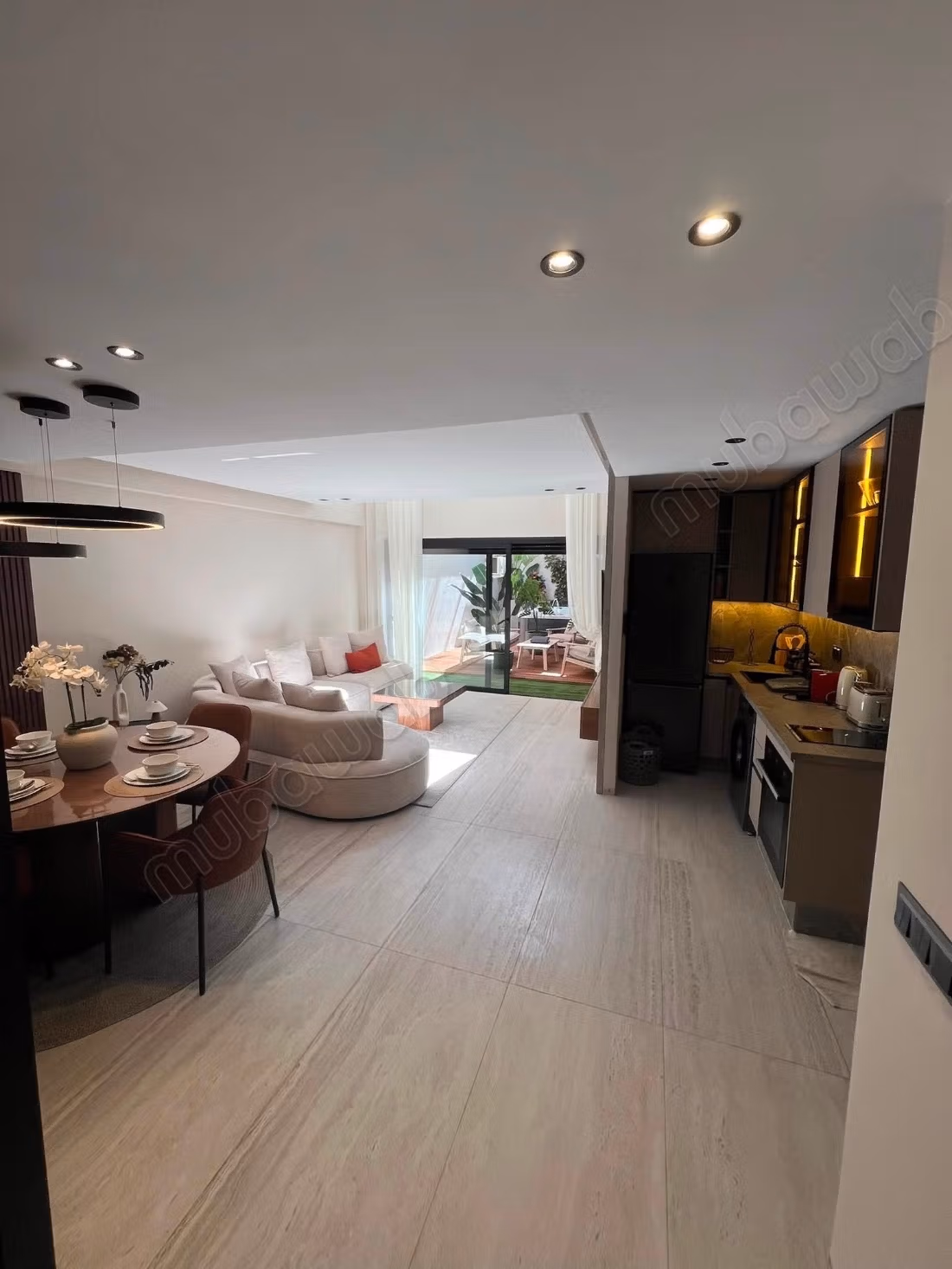 Bel appartement en location à Riviera. 3 grandes pièces. Bien meublé