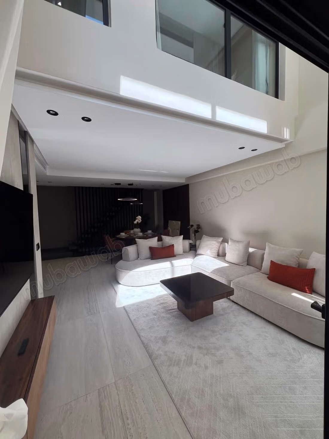 Bel appartement en location à Riviera. 3 grandes pièces. Bien meublé