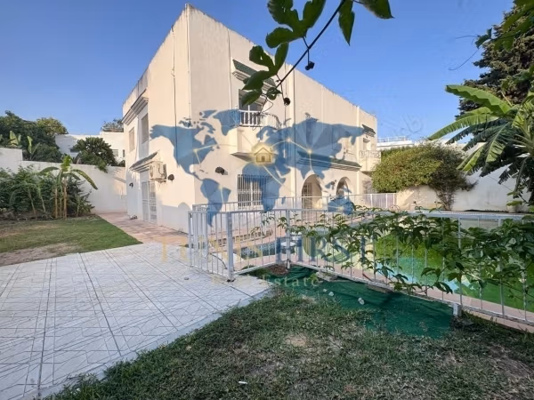 In Affitto Villa Grandiosa con Piscina a Cartagine