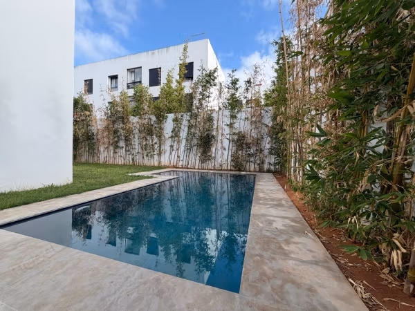 Appartement d’exception en rez de jardin avec piscine privée – Souissi