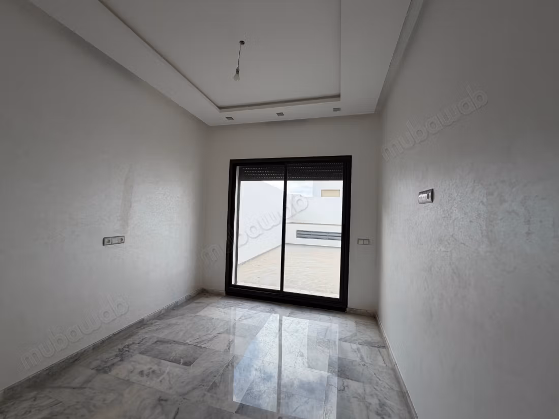 Bonito apartamento en venta en Souissi. Superficie total de 127 m². Ventanas con doble acristalamiento y calefacción central