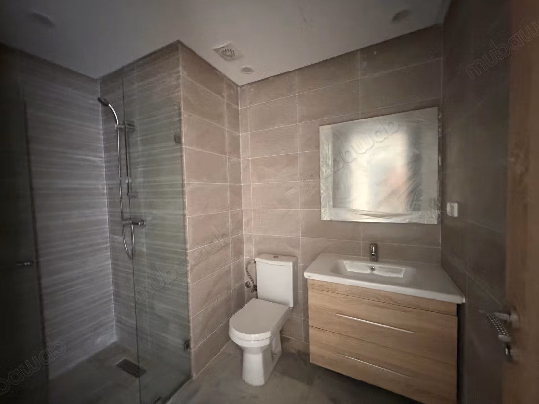 Bonito apartamento en venta en Souissi. Superficie total de 127 m². Ventanas con doble acristalamiento y calefacción central