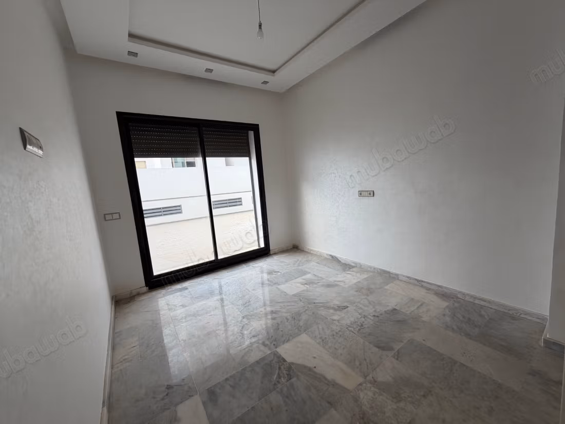 Bonito apartamento en venta en Souissi. Superficie total de 127 m². Ventanas con doble acristalamiento y calefacción central