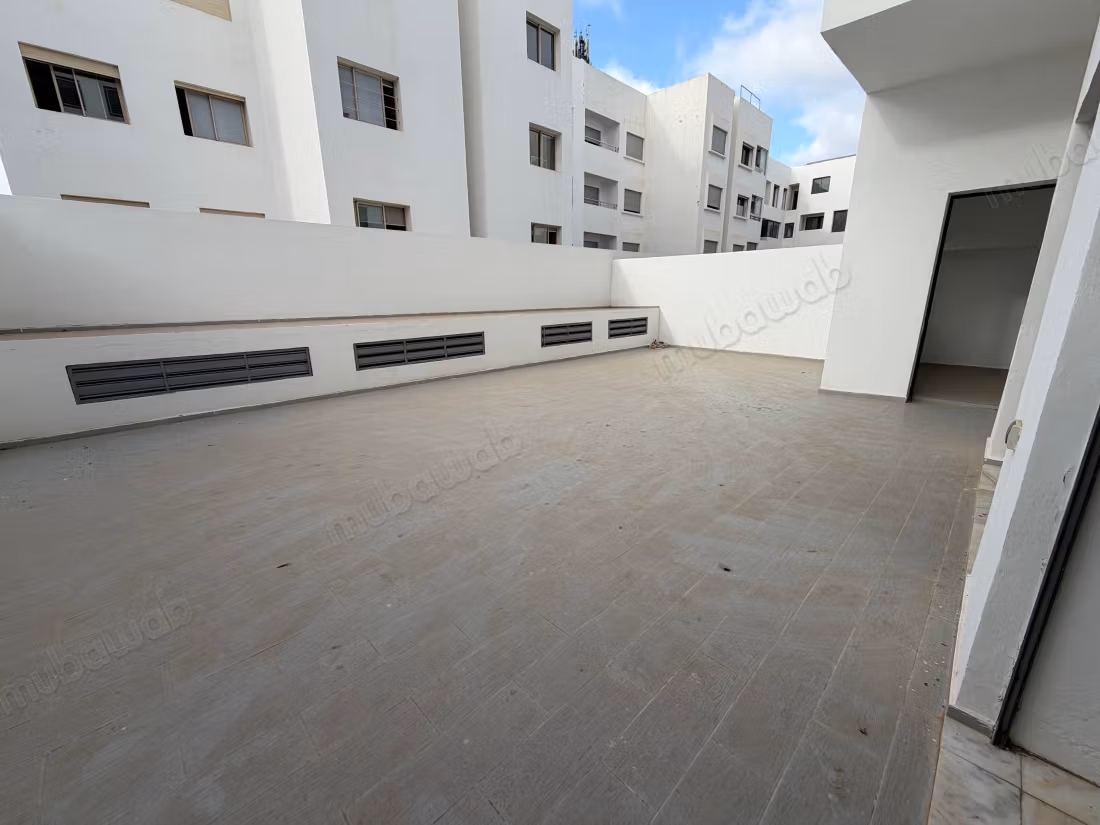 Bonito apartamento en venta en Souissi. Superficie total de 127 m². Ventanas con doble acristalamiento y calefacción central