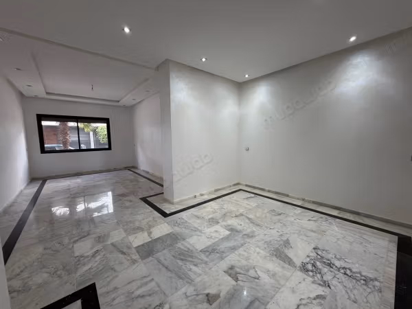 Bel appartement à vendre à Souissi. 
Surface totale 127 m². 
Fenêtres double vitrage et chauffage central