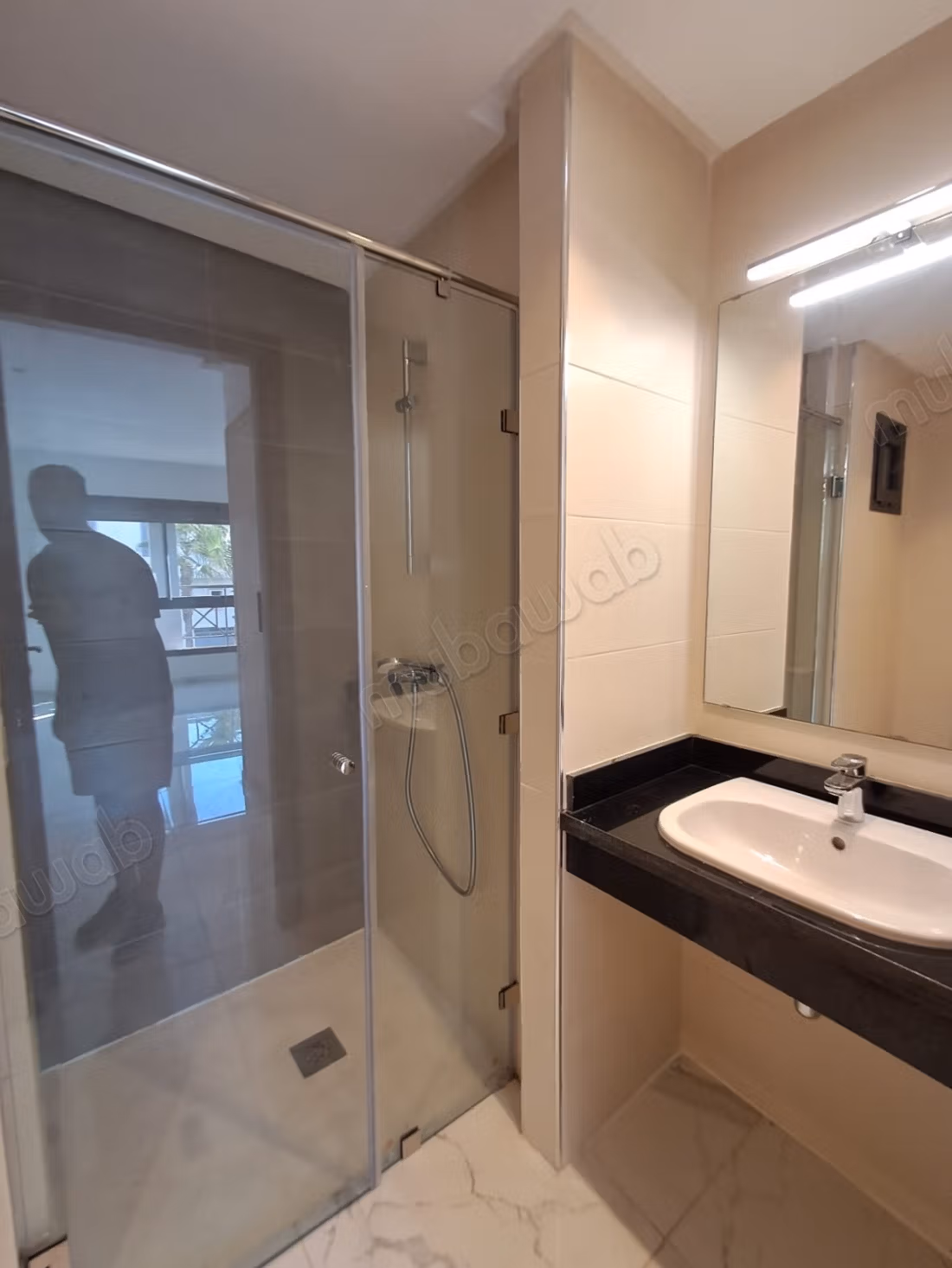 Bel appartement en location à L'Ocean. 
Surface de 120 m². 
Service de concierge et climatisation