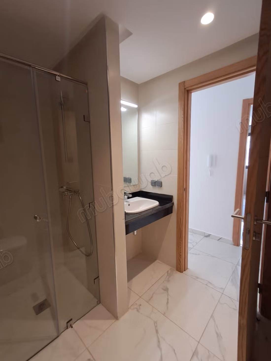Bel appartement en location à L'Ocean. 
Surface de 120 m². 
Service de concierge et climatisation