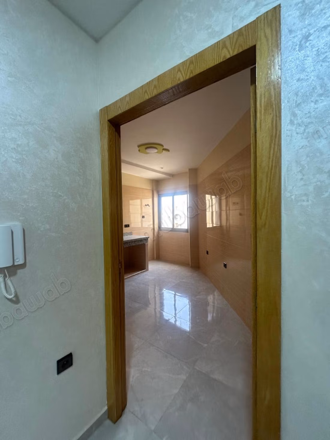 Appartement à louer à Massira 3. Petite surface de 80 m². Pas d'ascenseur, grande terrasse